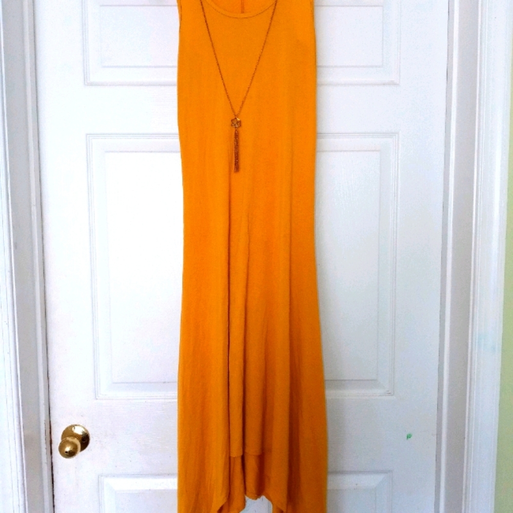 NWOT Sleeveless Maxi Dress w/pendant necklace